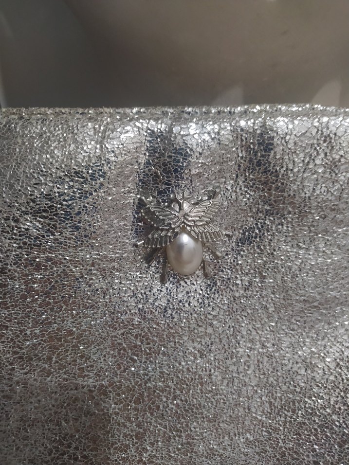 Zincir Detaylı Parlak Gri Deri Kadın Portföy Çanta - Görsel 4