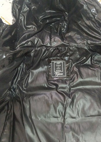 Parlak Siyah Kapüşonlu Çocuk Mont - Görsel 5