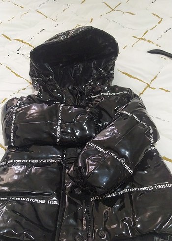 Parlak Siyah Kapüşonlu Çocuk Mont - Görsel 2