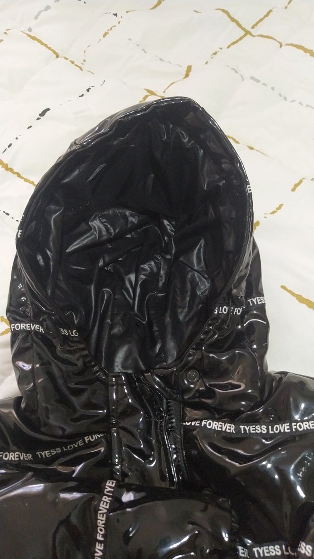 Parlak Siyah Kapüşonlu Çocuk Mont - Görsel 3