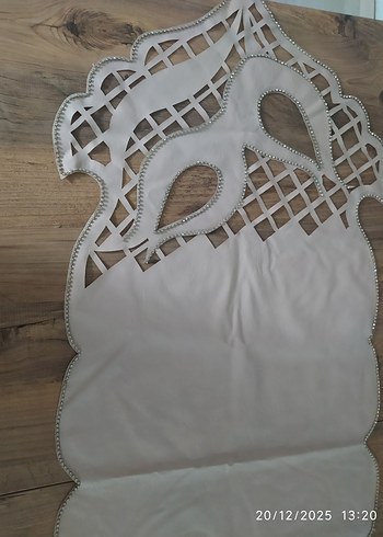 Deri İşi Gri Nakışlı Beyaz Masa Örtüsü Runner - Görsel 2