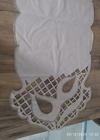 Deri İşi Gri Nakışlı Beyaz Masa Örtüsü Runner - Görsel 3