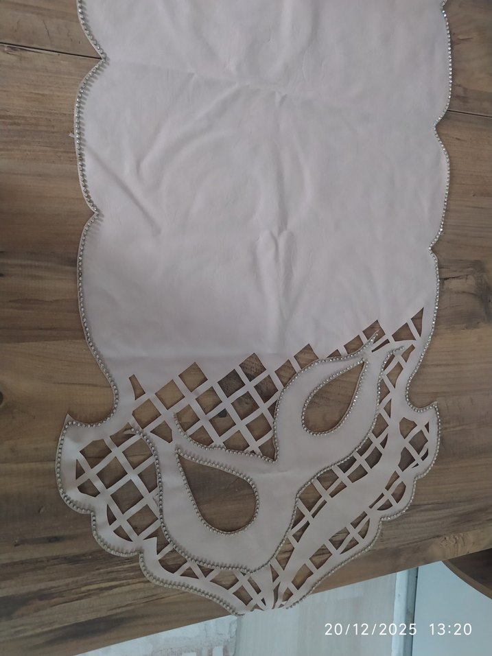 Deri İşi Gri Nakışlı Beyaz Masa Örtüsü Runner - Görsel 3