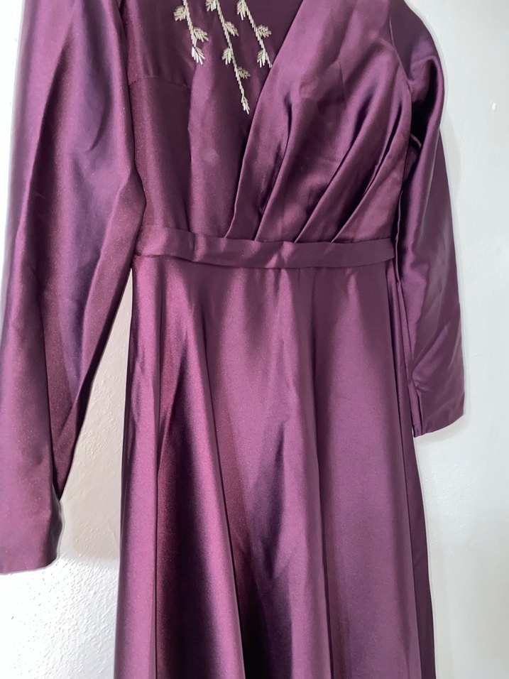 Uzun Kollu Mor İşlemeli Abiye Elbise - Görsel 2