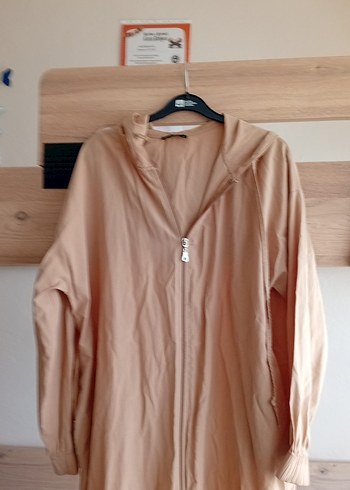 Bej Kapüşonlu Uzun Rahat Kesim Kadın Yağmurluk - Görsel 2