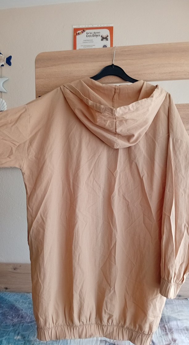 Bej Kapüşonlu Uzun Rahat Kesim Kadın Yağmurluk - Görsel 3