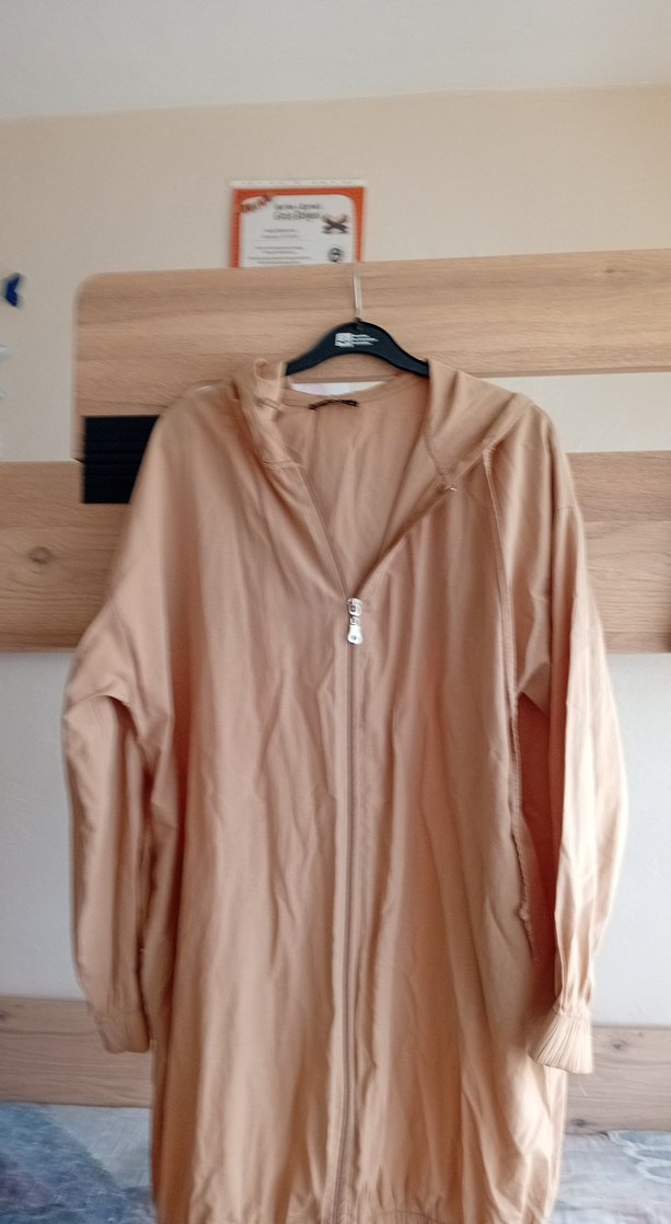 Bej Kapüşonlu Uzun Rahat Kesim Kadın Yağmurluk - Görsel 2