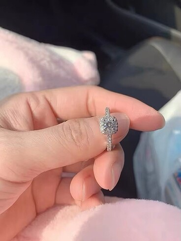 Beden beyaz Renk Mozanit 2 ct 8mm Kare Tektaş Yüzük