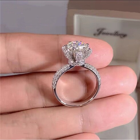 Tiffany&Co Mozanit Tektaş 2 ct 8mm