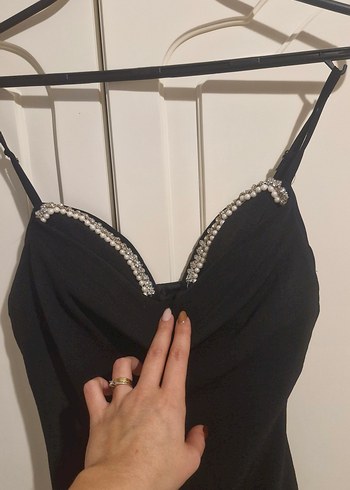 Siyah V Yaka Drapeli İnce Askılı Midi Elbise - Görsel 2