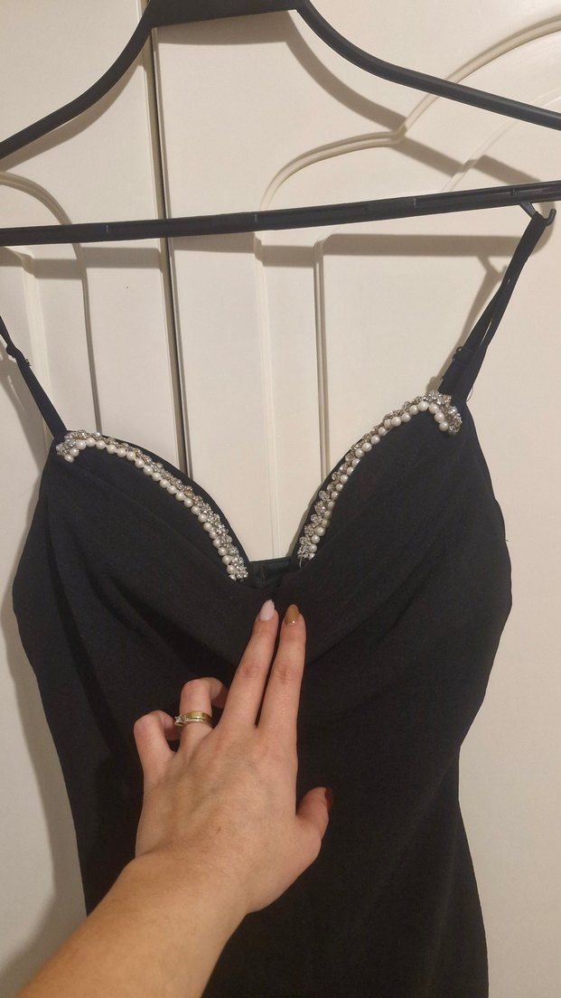 Siyah V Yaka Drapeli İnce Askılı Midi Elbise - Görsel 2