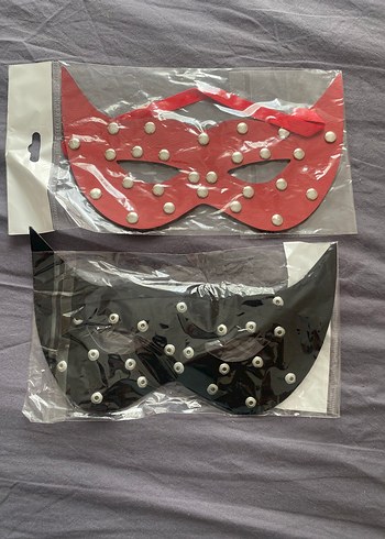 Boncuklu Kırmızı ve Siyah Rock Punk Uyku Maskesi