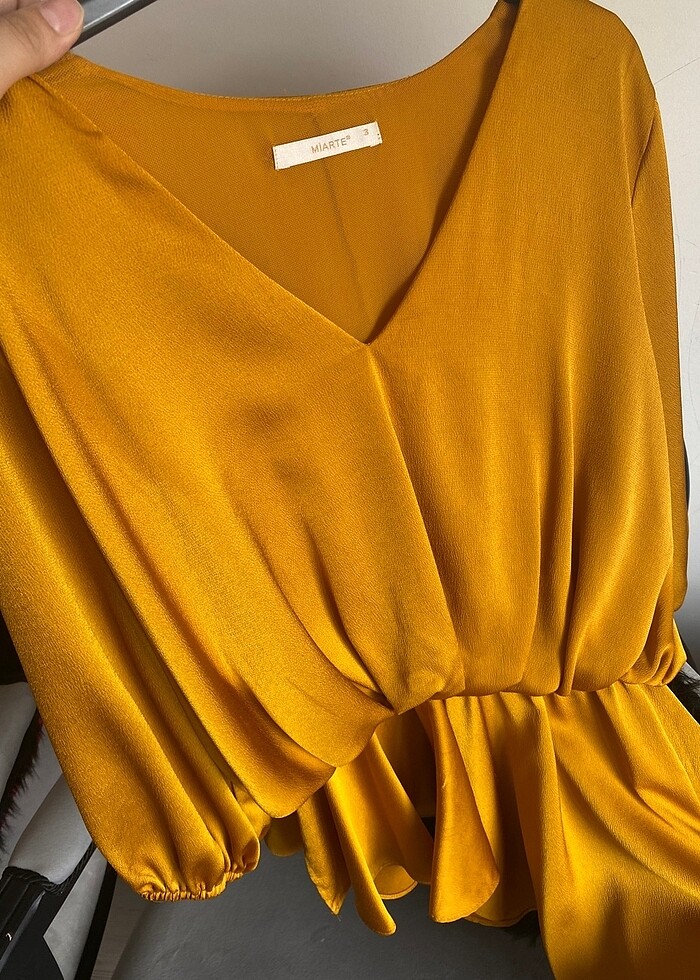 Asimetrik saten bluz - Görsel 3