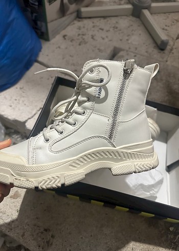 Beyaz Fermuarlı Street Style Kadın Bot - Görsel 3