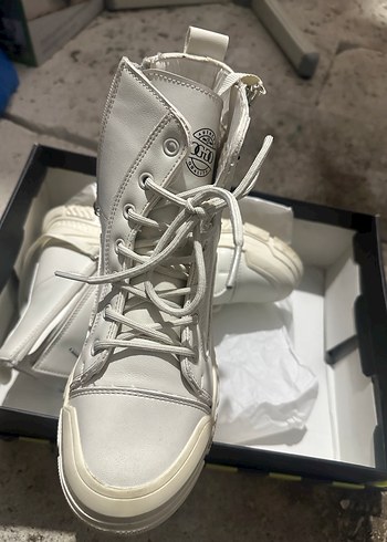 Beyaz Fermuarlı Street Style Kadın Bot - Görsel 4