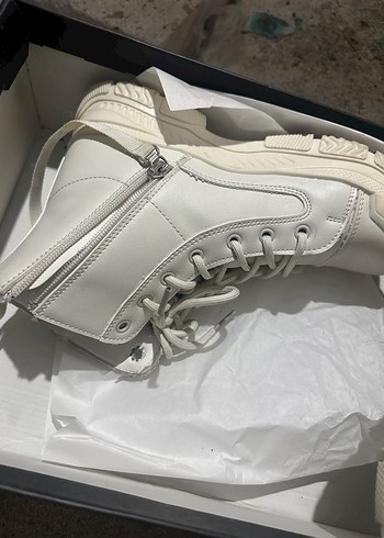 Beyaz Fermuarlı Street Style Kadın Bot - Görsel 2