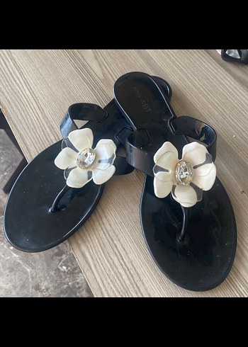 Beyaz Çiçek Detaylı Siyah Dolgu Topuklu Sandalet