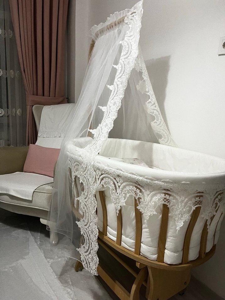 Beyaz Dantel Detaylı Ahşap Beşik - Görsel 2