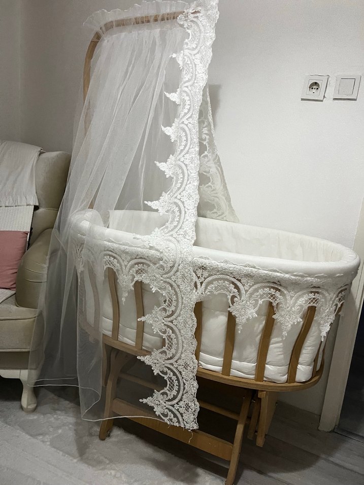 Beyaz Dantel Detaylı Ahşap Beşik - Görsel 3