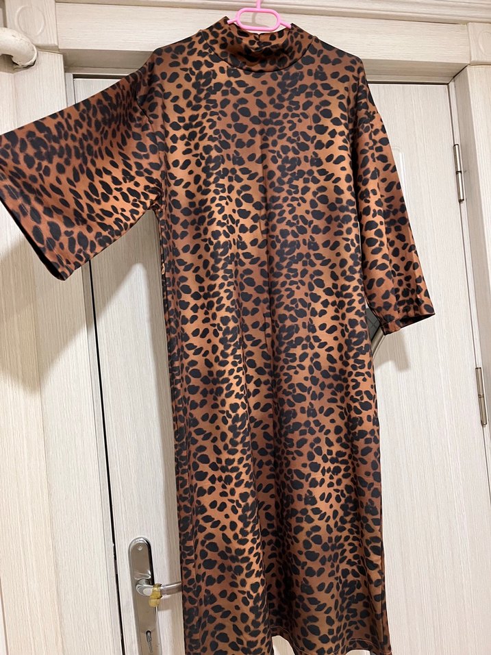 Kahverengi Leopar Desenli Uzun Kadın Elbise - Görsel 4