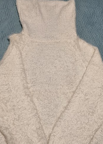 Beyaz Yüksek Yakalı Tüylü Kadın Kazak - Görsel 2