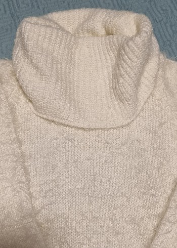 Beyaz Yüksek Yakalı Tüylü Kadın Kazak - Görsel 3