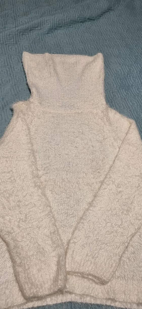 Beyaz Yüksek Yakalı Tüylü Kadın Kazak - Görsel 2