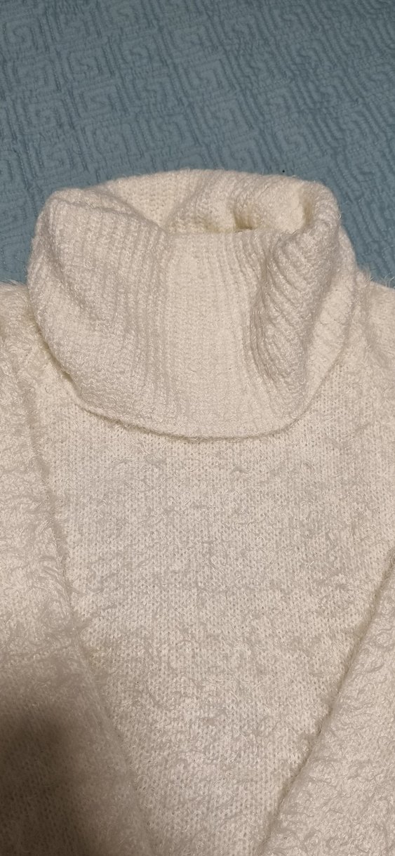 Beyaz Yüksek Yakalı Tüylü Kadın Kazak - Görsel 3