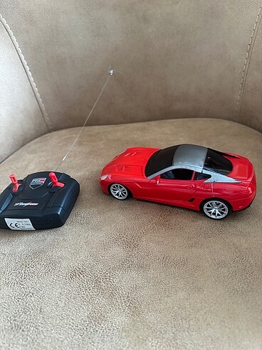 Kumandalı araba ferrari ışıklı calısıyor