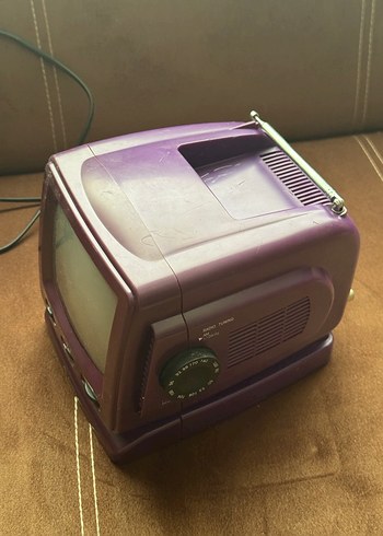 Mor Retro Televizyon Monitörü - Görsel 3