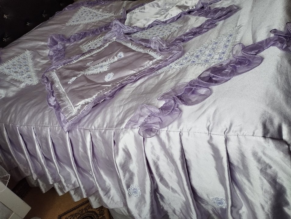 Mor Nakışlı Parlak Yatak Örtüsü - Görsel 5