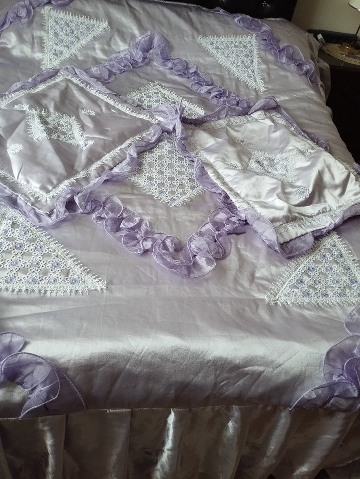 Mor Nakışlı Parlak Yatak Örtüsü - Görsel 4