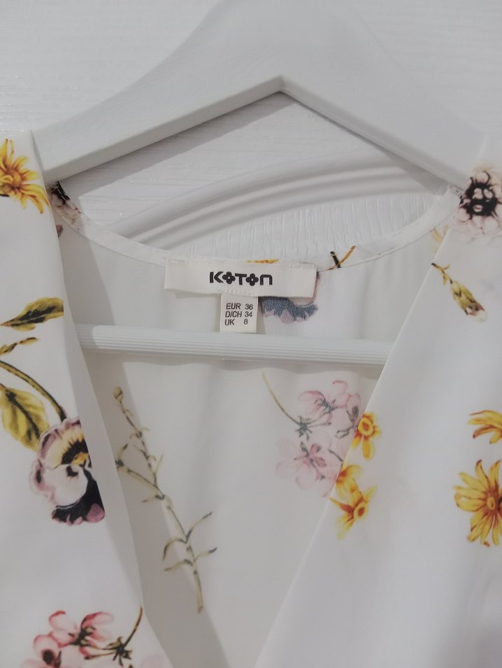 Çiçek Desenli V Yakalı Kolsuz Bluz - Görsel 3