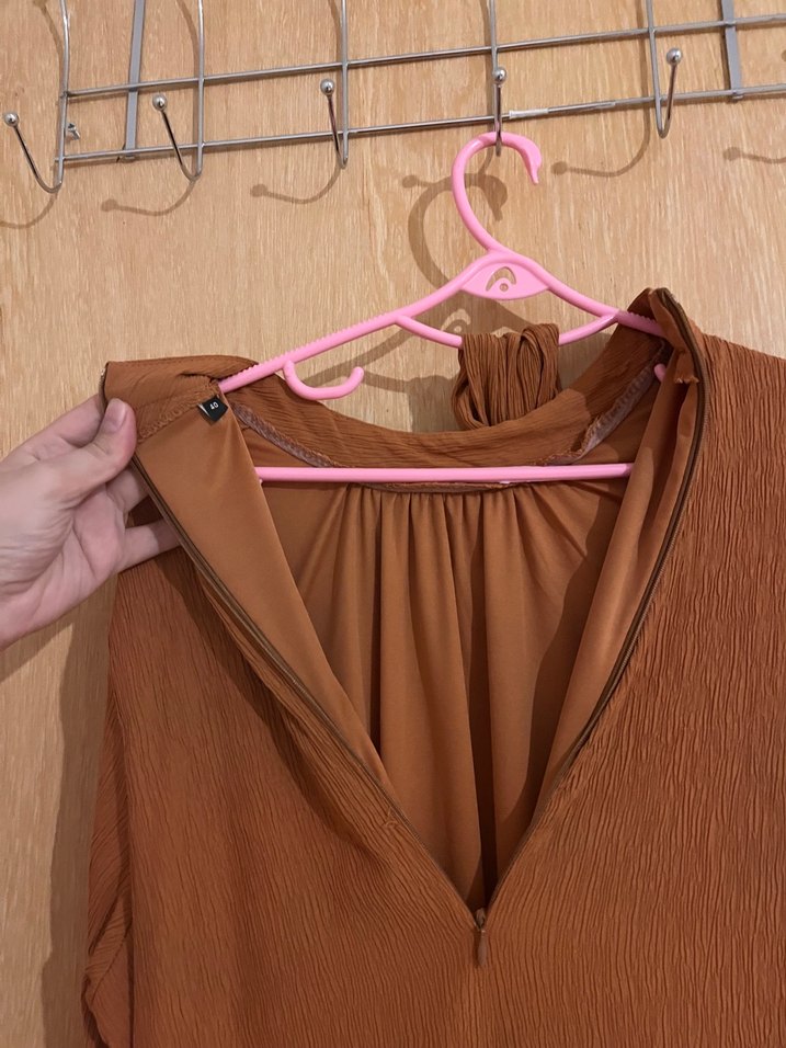 Trendyol modest kahverengi düz eteği fırfırlı kemerli elbise - Görsel 3