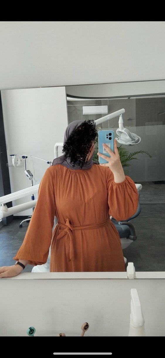 Trendyol modest kahverengi düz eteği fırfırlı kemerli elbise - Görsel 4