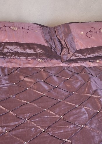 İşlemeli Parlak Mor Yatak Örtüsü - Görsel 2