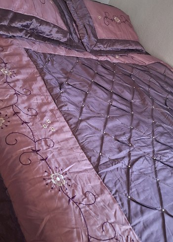 İşlemeli Parlak Mor Yatak Örtüsü - Görsel 3