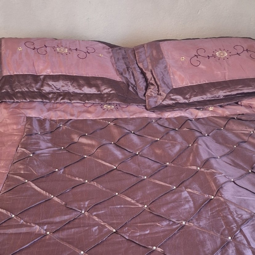 İşlemeli Parlak Mor Yatak Örtüsü - Görsel 2