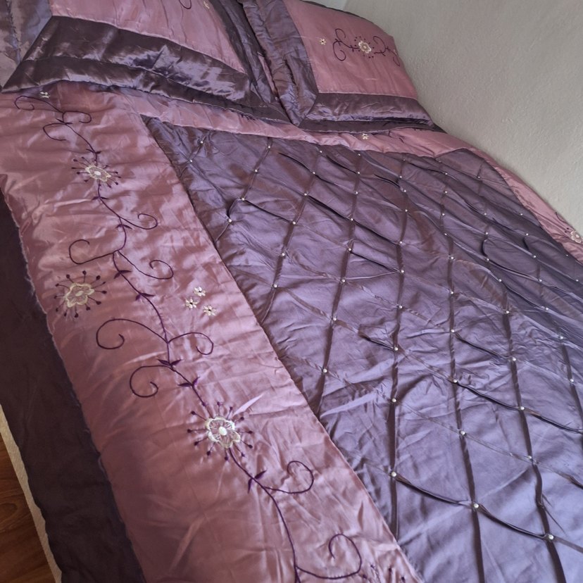 İşlemeli Parlak Mor Yatak Örtüsü - Görsel 3