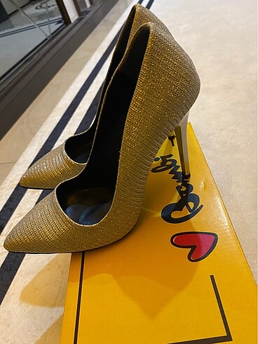 Gümüş stiletto
