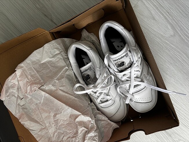 40 Beden beyaz Renk Orijinal sıfır ve faturalı New Balance 550