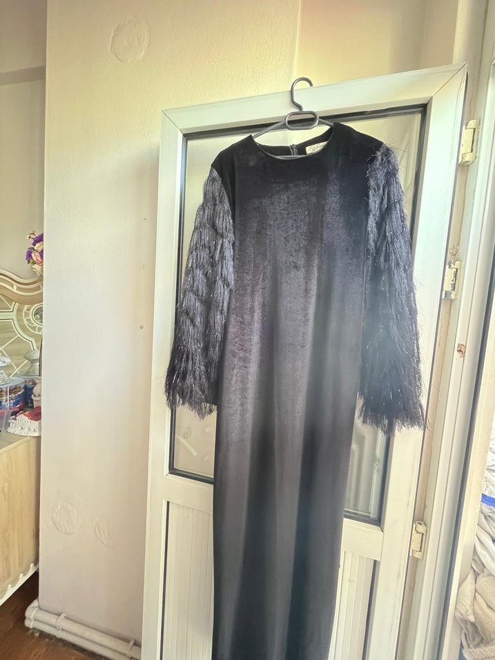 Uzun Siyah Gotik Kürklü Elbise - Görsel 5