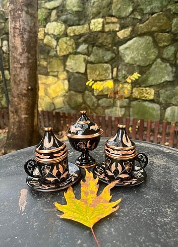 İki adet bakır fincan ve bir adet bakır lokumluk