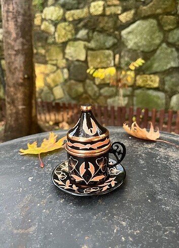 Beden İki adet bakır fincan ve bir adet bakır lokumluk