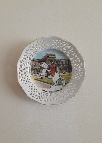  Beden beyaz Renk Vintagedir. Duvara Asmalık Atlı Figürlü Delikli Kenarlı Tabak