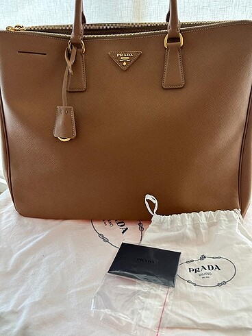 Prada,safiano