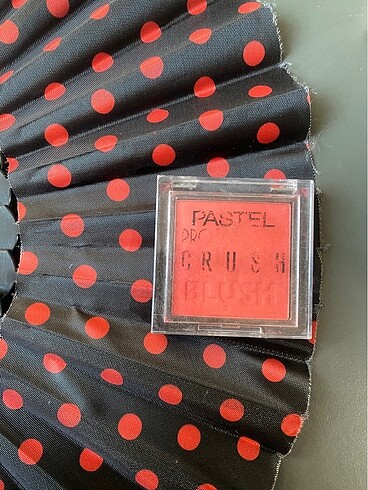 pastel allık az kullanıldı
