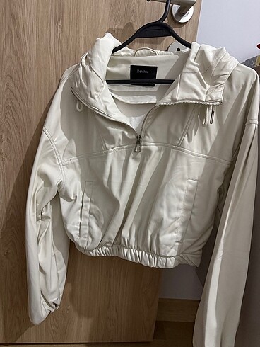 Bershka ceket üzerinde lekeler mevcut