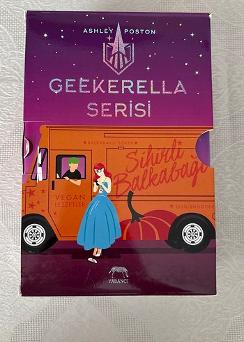  Beden Geekerella Ashley Poston 3'lü Kitap Seti