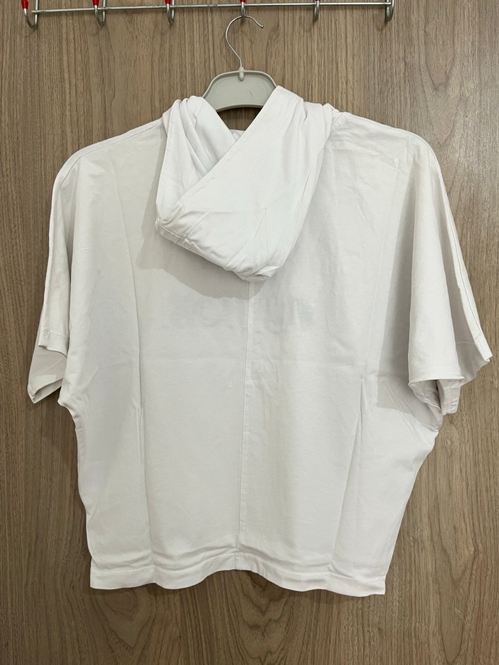 Beyaz Kapüşonlu Düğmeli kadın Tişört - Görsel 5